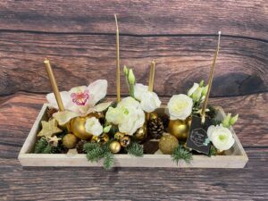 Centre de table féerique : Boules de Noël et fleurs fraîches